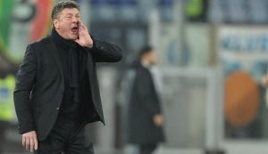 Napoli, per il giocatore non c'è spazio; Mazzarri lo manda via.