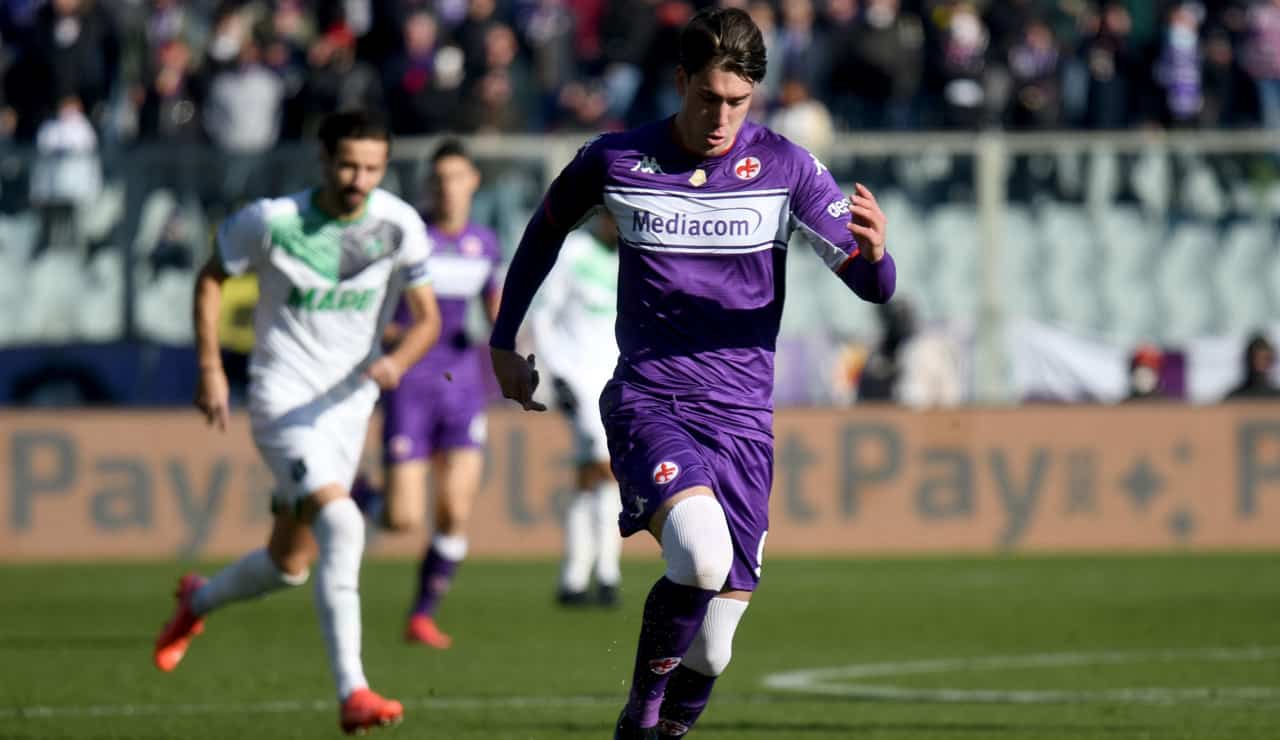 Dusan Vlahovic in campo con la maglia della Fiorentina - Foto ANSA - Dotsport.it