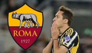 Federico Chiesa e il logo della Roma - Foto ANSA - Dotsport.it