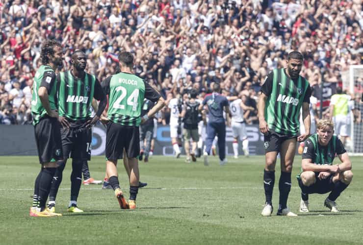 I giocatori del Sassuolo affranti dopo la matematica retrocessione in Serie B - Foto ANSA - Dotsport.it