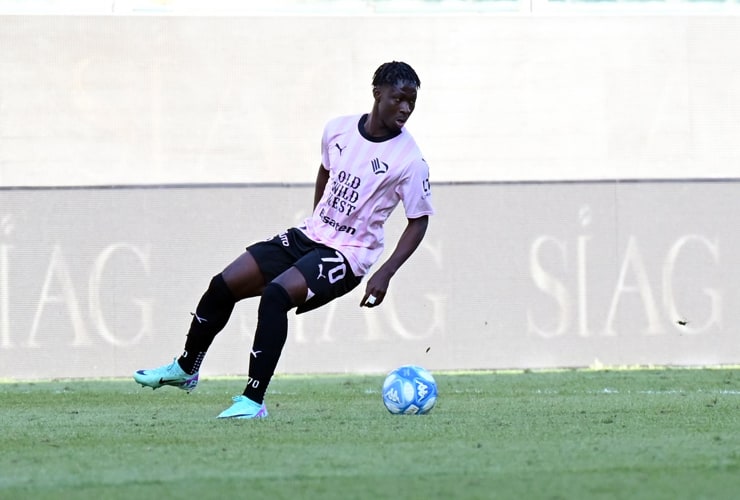 Chaka Traoré in campo con la maglia del Palermo - Foto Lapresse - Dotsport.it