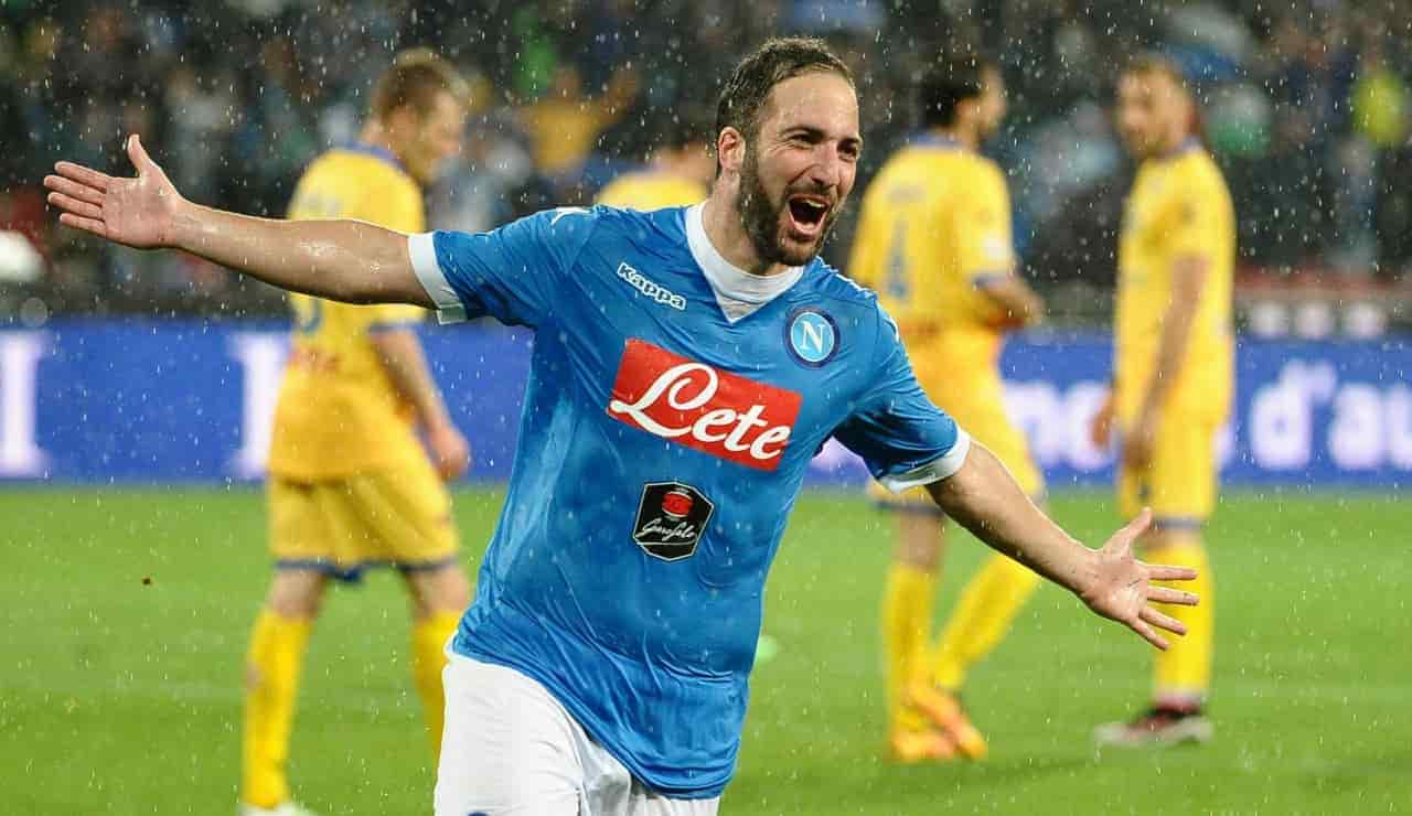 Higuain festeggia una rete segnata con la maglia del Napoli - Foto ANSA - Dotsport.it