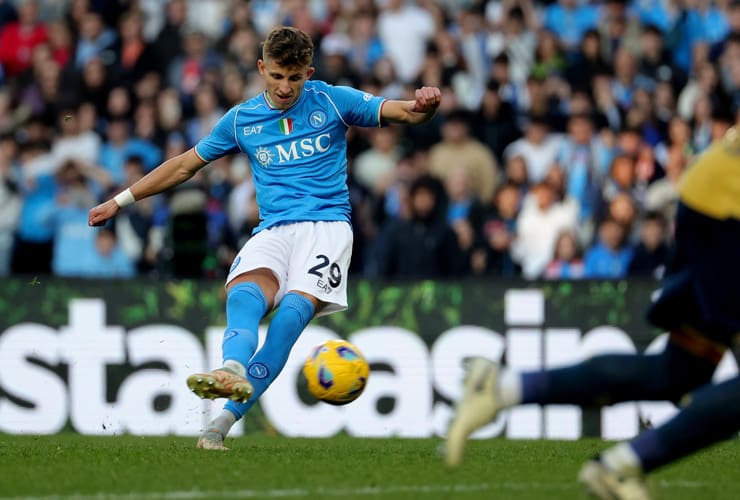 Jesper Lindstrom in campo con la maglia del Napoli - Foto Lapresse - Dotsport.it