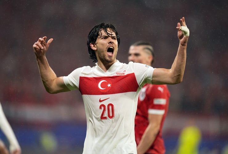 Kadioglu con la maglia della Turchia - Foto Lapresse - Dotsport.it