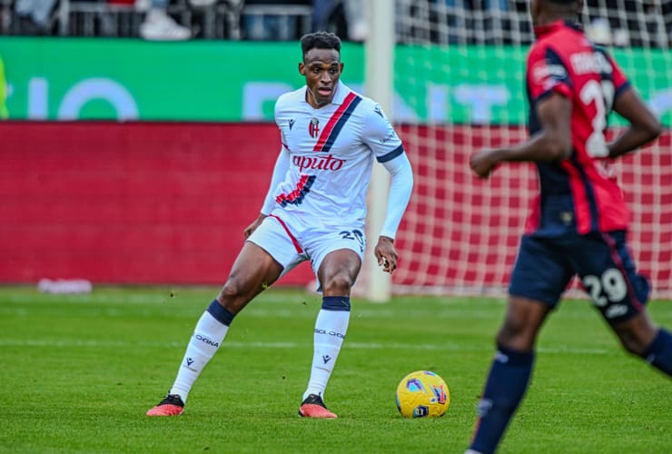 Lucumi in campo con la maglia del Bologna - Foto Lapresse - Dotsport.it