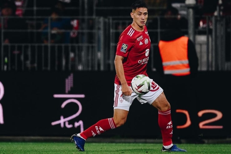 Satriano in campo con la maglia del Brest - Foto dal profilo Instagram del giocatore - Dotsport.it