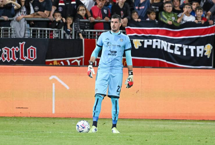 Simone Scuffet in campo con la maglia del Cagliari - Foto Lapresse - Dotsport.it