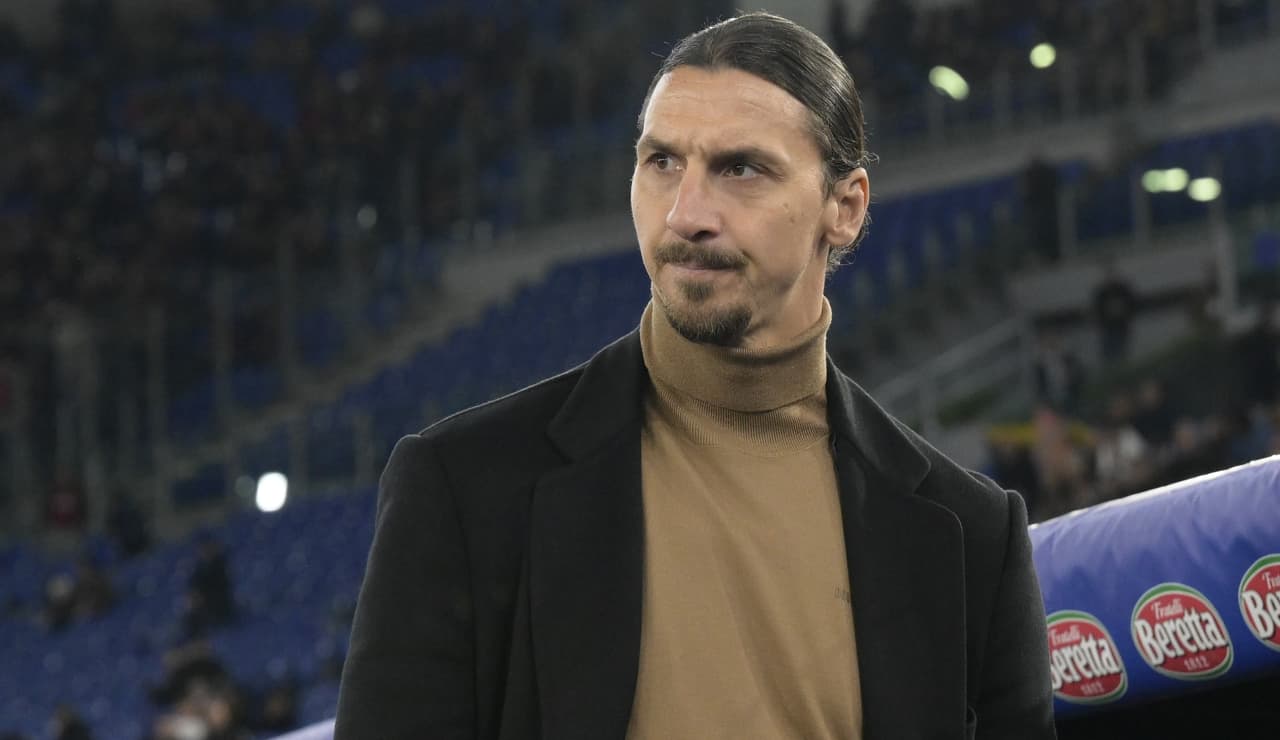 Zlatan Ibrahimovic in panchina a Roma - Foto Lapresse - Dotsport.it