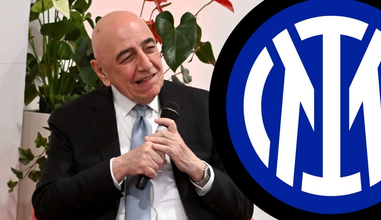 Adriano Galliani e il logo dell'Inter - Foto Lapresse - Dotsport.it