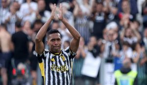 Alex Sandro con la maglia della Juventus - Foto Lapresse - Dotsport.it