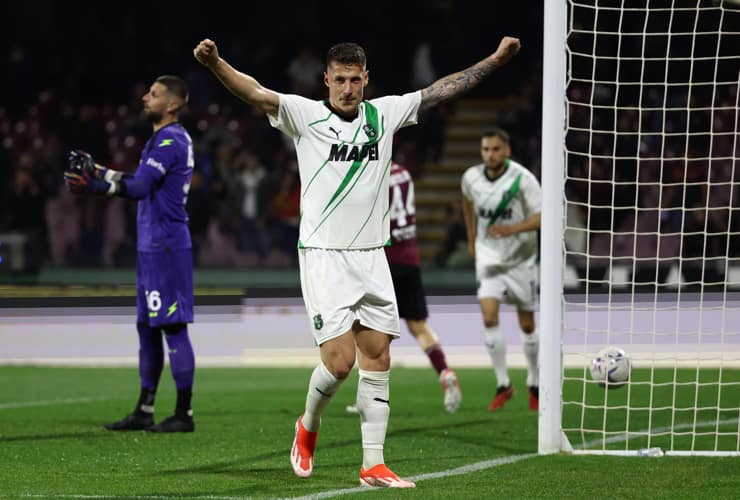 Andrea Pinamonti festeggia una rete - Foto Lapresse - Dotsport.it