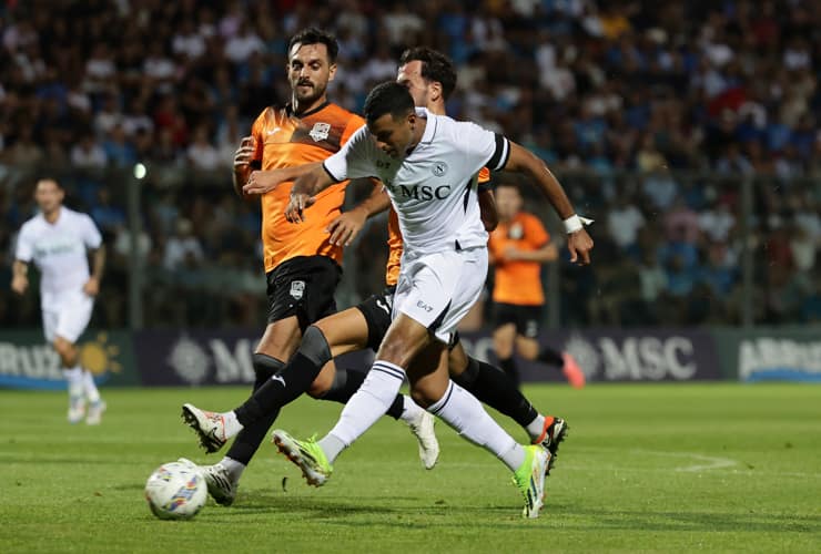 Cheddira in campo con la maglia del Napoli - Foto Lapresse - Dotsport.it