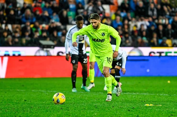 Domenico Berardi calcia un rigore - Foto ANSA - Dotsport.it