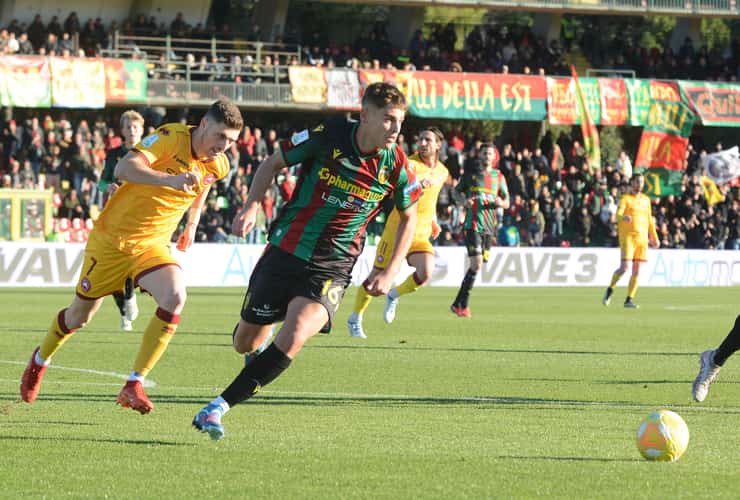 Faticanti in campo con la maglia della Ternana - Foto Lapresse - Dotsport.it