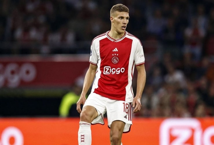 Medic in campo con la maglia dell'Ajax - Foto dal profilo Instagram del giocatore - Dotsport.it