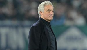 Mourinho a bordo campo - Foto Lapresse - Dotsport.it