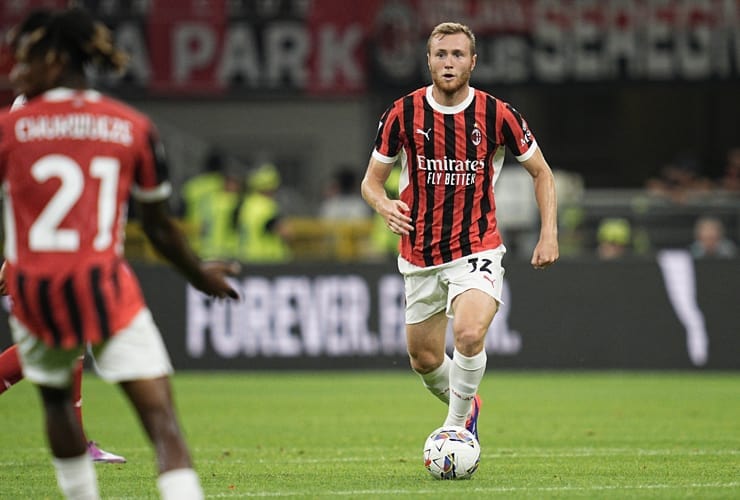 Pobega in campo con la maglia del Milan - Foto Lapresse - Dotsport.it