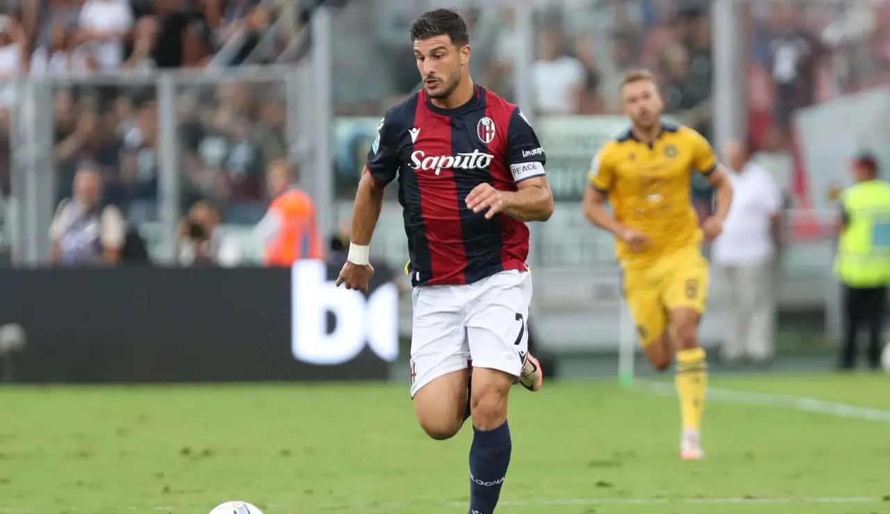 Riccardo Orsolini in campo con la maglia del Bologna - Foto Lapresse - Dotsport.it