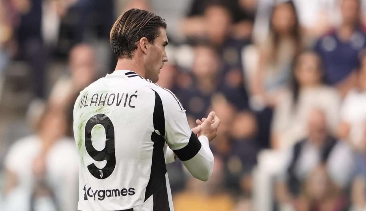 Dusan Vlahovic in campo con la maglia della Juventus - Foto Lapresse - Dotsport.it