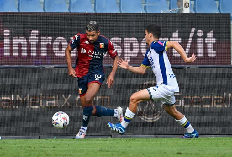 Junior Messias in campo con la maglia del Genoa - Foto Lapresse - Dotsport.it