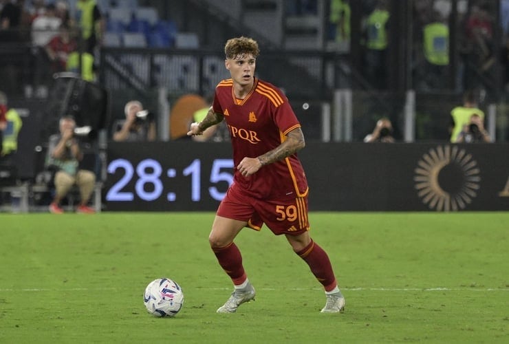 Nicola Zalewski in campo con la maglia della Roma - Foto Lapresse - Dotsport.it