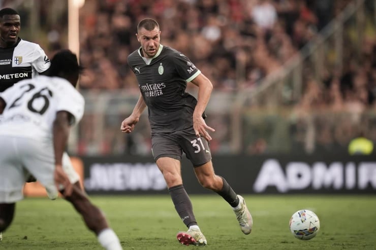 Pavlovic in campo con la maglia del Milan - Foto Lapresse - Dotsport.it