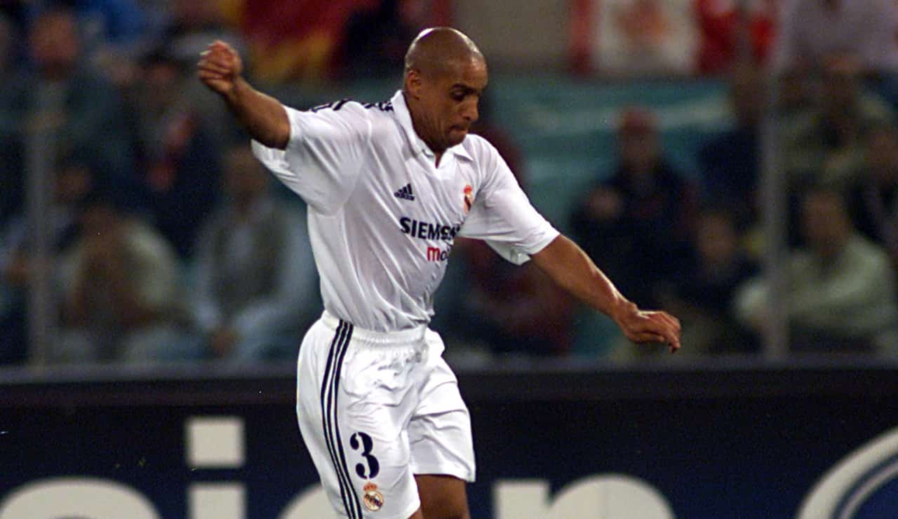 Roberto Carlos in campo con la maglia del Real Madrid - Foto Lapresse - Dotsport.it