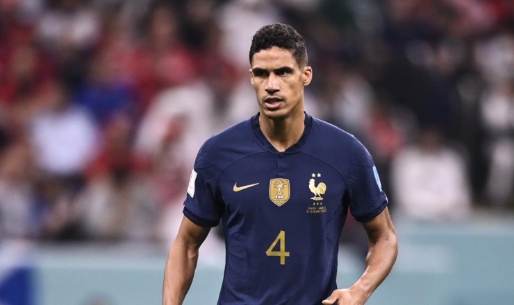 Varane annuncia l'addio al calcio: resterà al Como con un nuovo ruolo.