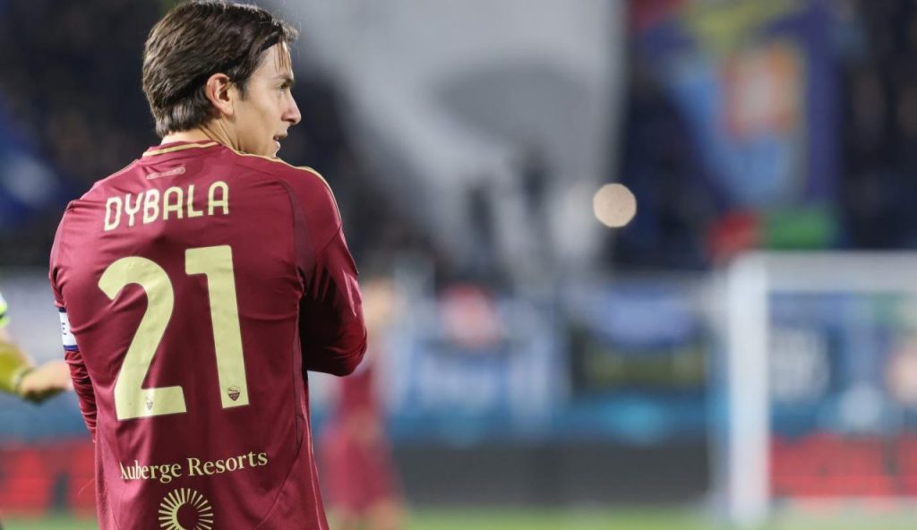 Dybala saluta la Roma: prima foto in maglia laziale | L’ira dei tifosi giallorossi