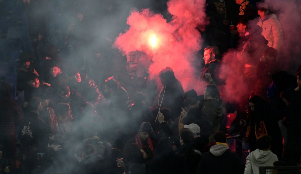 Decine di morti allo stadio: esplode la violenza dei tifosi | Non si era mai visto nulla di simile