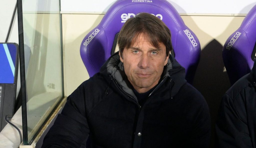 Tradito il Napoli di Conte: accordo e firma ufficiale con i rossoneri | Ecco la foto con la nuova maglia