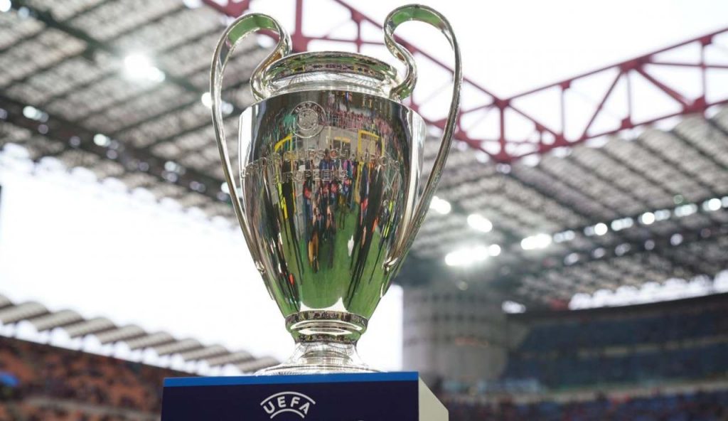 Champions League, panico nello spogliatoio: il tecnico sfregiato in volto | È scoppiata la rissa