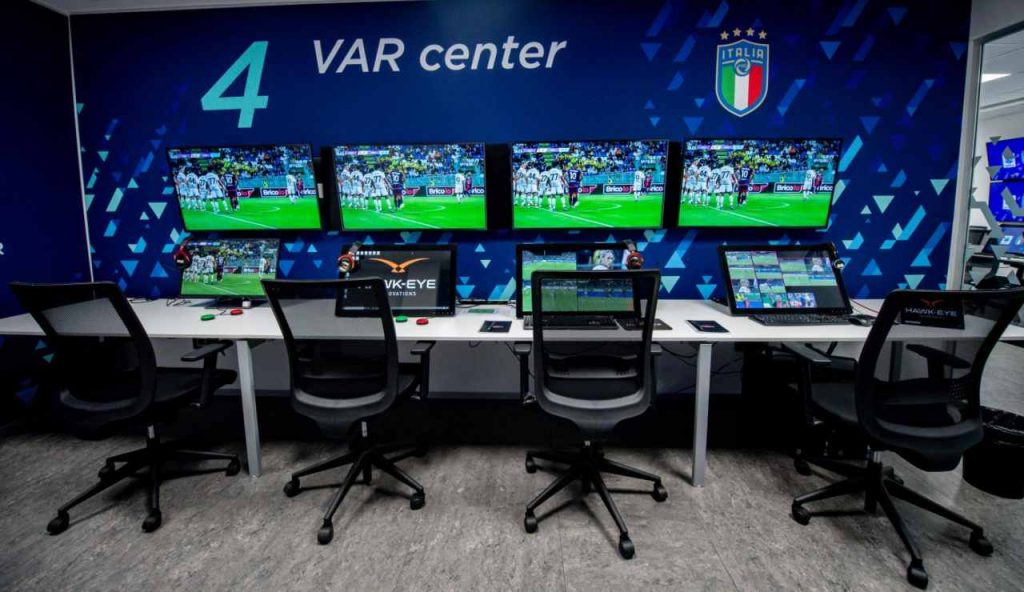 Var, rivoluzione totale: cambiano completamente le regole | Adesso ci devono una spiegazione