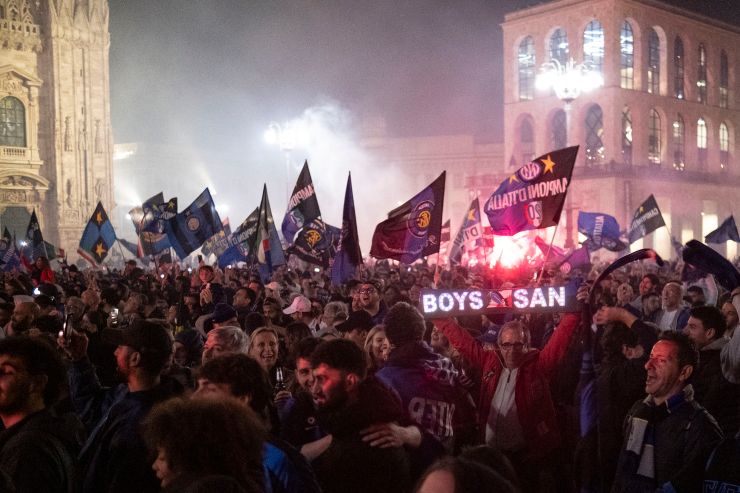 Tifosi dell'Inter in piazza