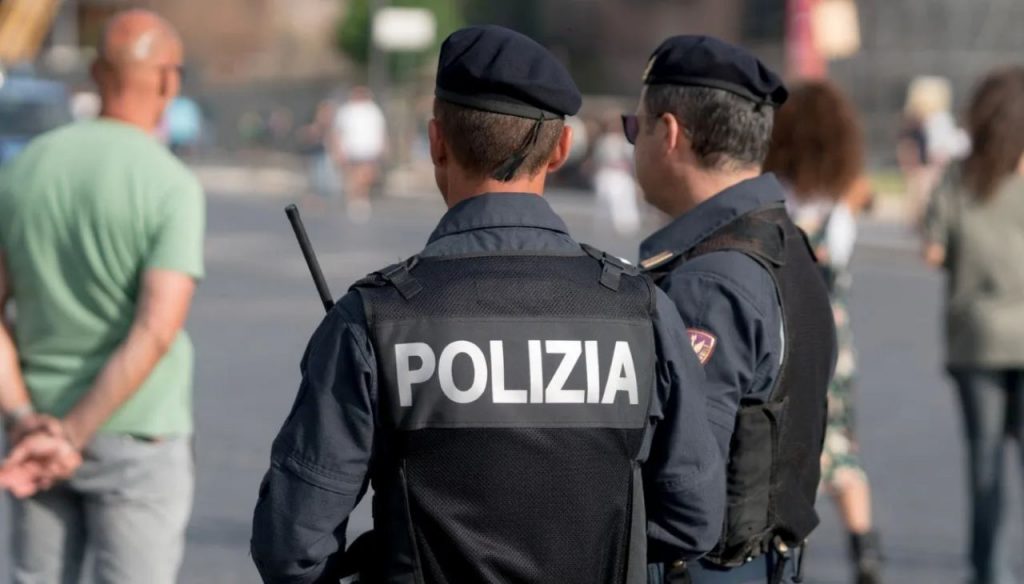 Portato via con la forza dalla polizia: l’ex biancazzurro in manette | La violenza ripresa dalle telecamere